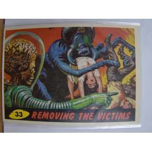 Mars Attacks Martians removing the Victims #33 Single Trading Card