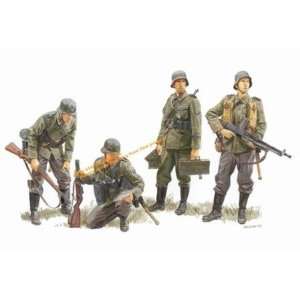  1/35 Germania Regiment France 1940 Toys & Games