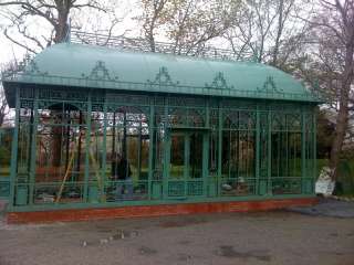 VICTORIAN STYLE CAST AND TUBULAR STEEL ENCLOSED GAZEBO  
