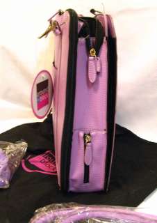 IT ALSO COMES WITH A SMALL ZIPPERED BAG TO PUT YOUR PERSONAL ITEMS IN 