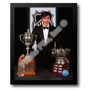  Pavel Datsyuk with the 2008 Frank J. Selke Trophy and the 