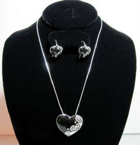 The heart pendant can be worn as necklace or pin, interchangeable. The 