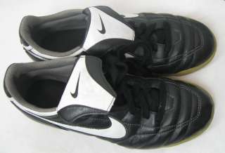 NIKE indoor black soccer shoes tennis size 7/5  